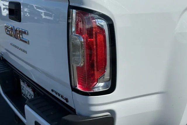 Used 2022 SUMMIT WHITE GMC 4WD AT4 w/Cloth image 6