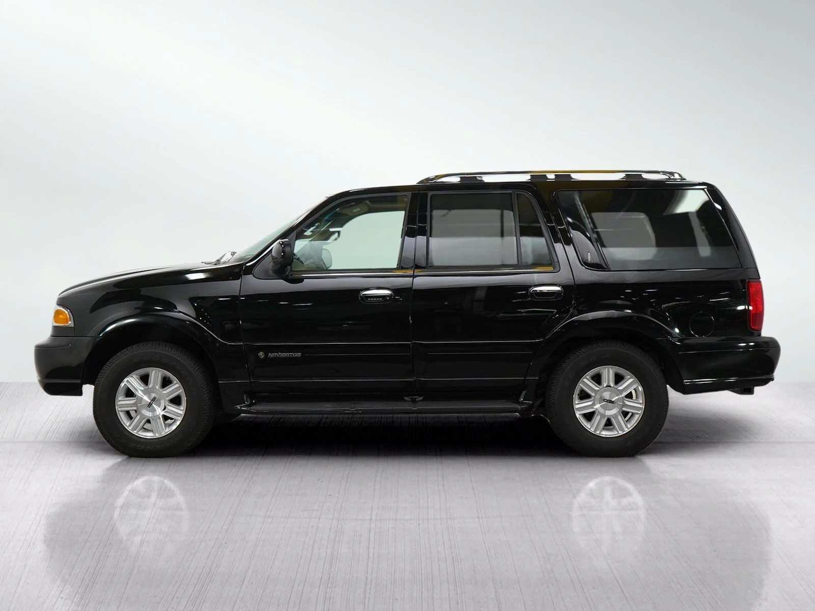 Used 2002 Lincoln Navigator Base with VIN 5LMFU28R22LJ02889 for sale in Hopkins, Minnesota