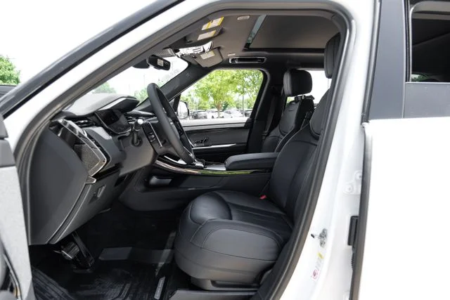New 2026 Fuji White Land Rover Dynamic SE image 4