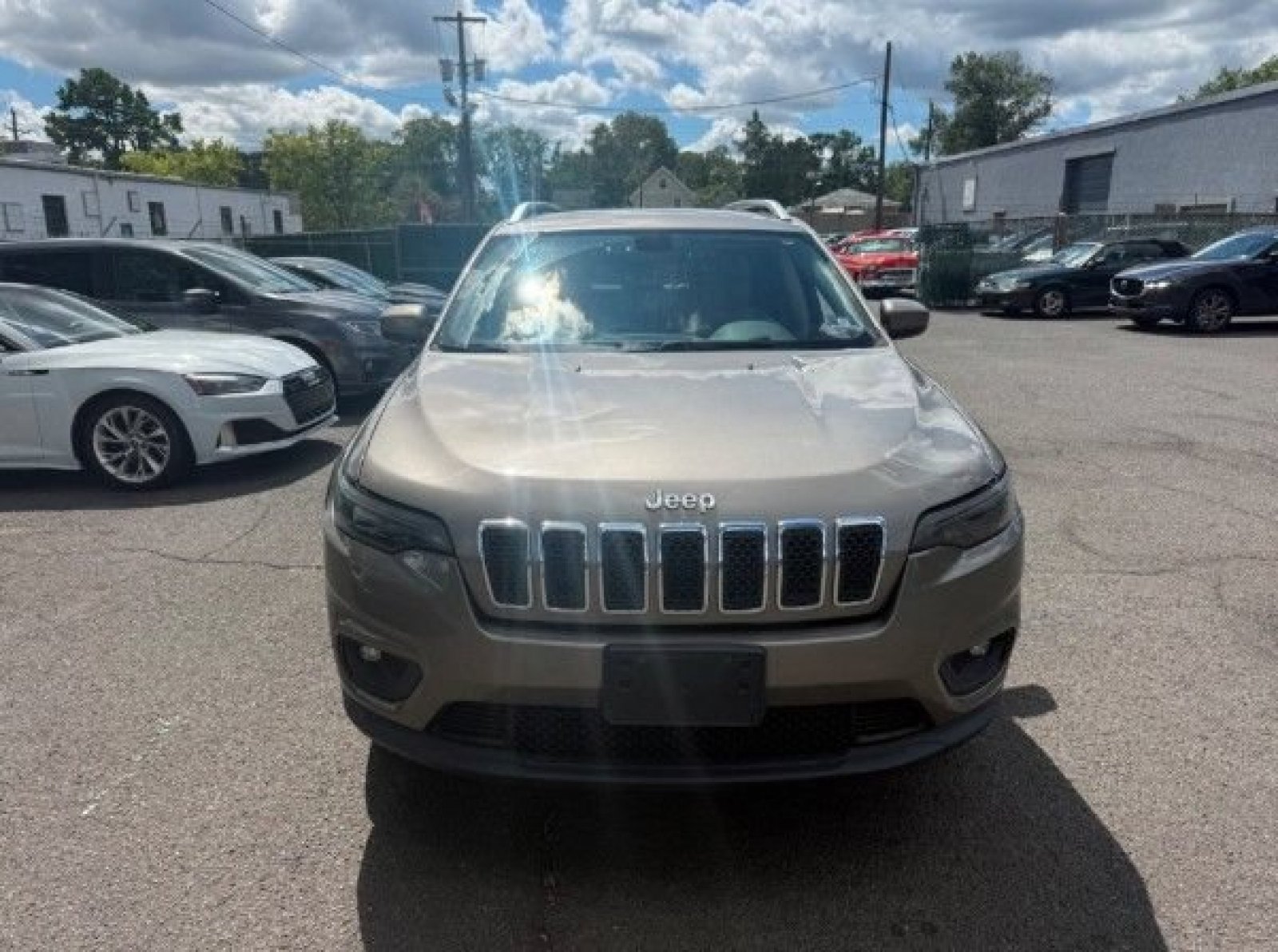 Used 2019 Light Brownstone Pearlcoat Jeep Latitude image 12