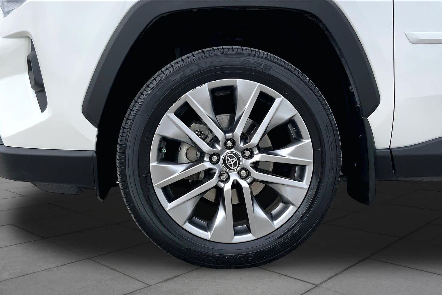 Used 2023 Wind Chill Pearl Toyota XLE Premium image 11