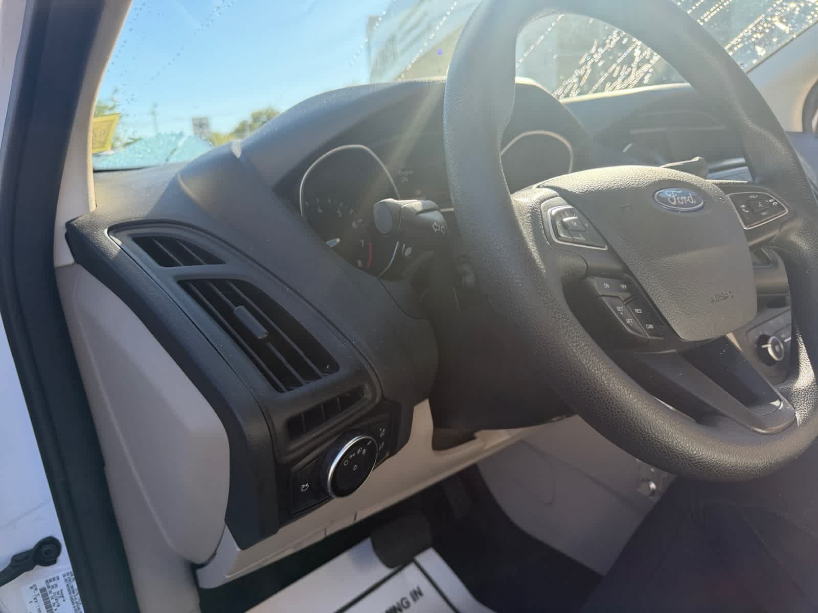 Used 2015 Oxford White Ford SE image 27