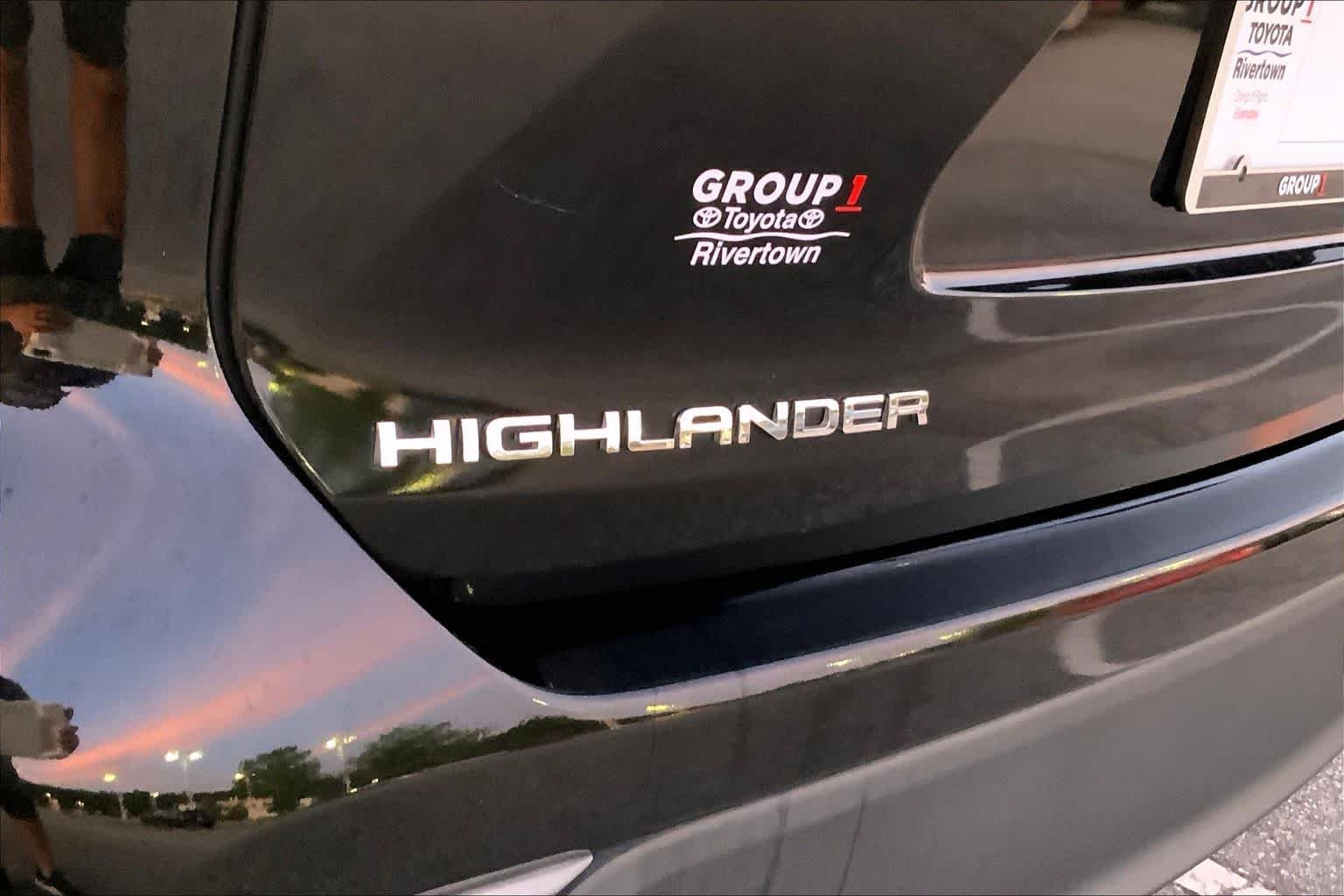 Used 2022 Midnight Black Metallic Toyota XLE image 30