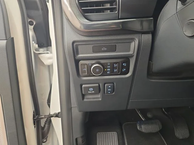 New 2026 Star White Metallic Tri-Coat Ford Platinum® image 41