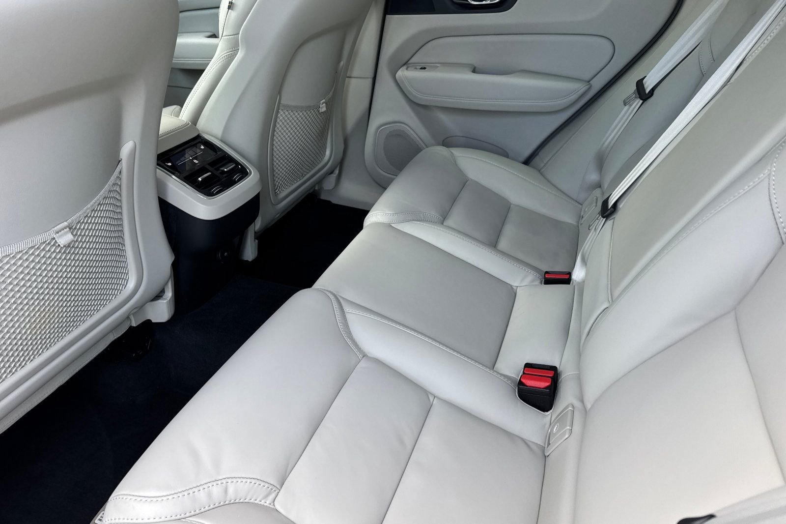 Used 2023 White Volvo B5 Ultimate Bright Theme image 12