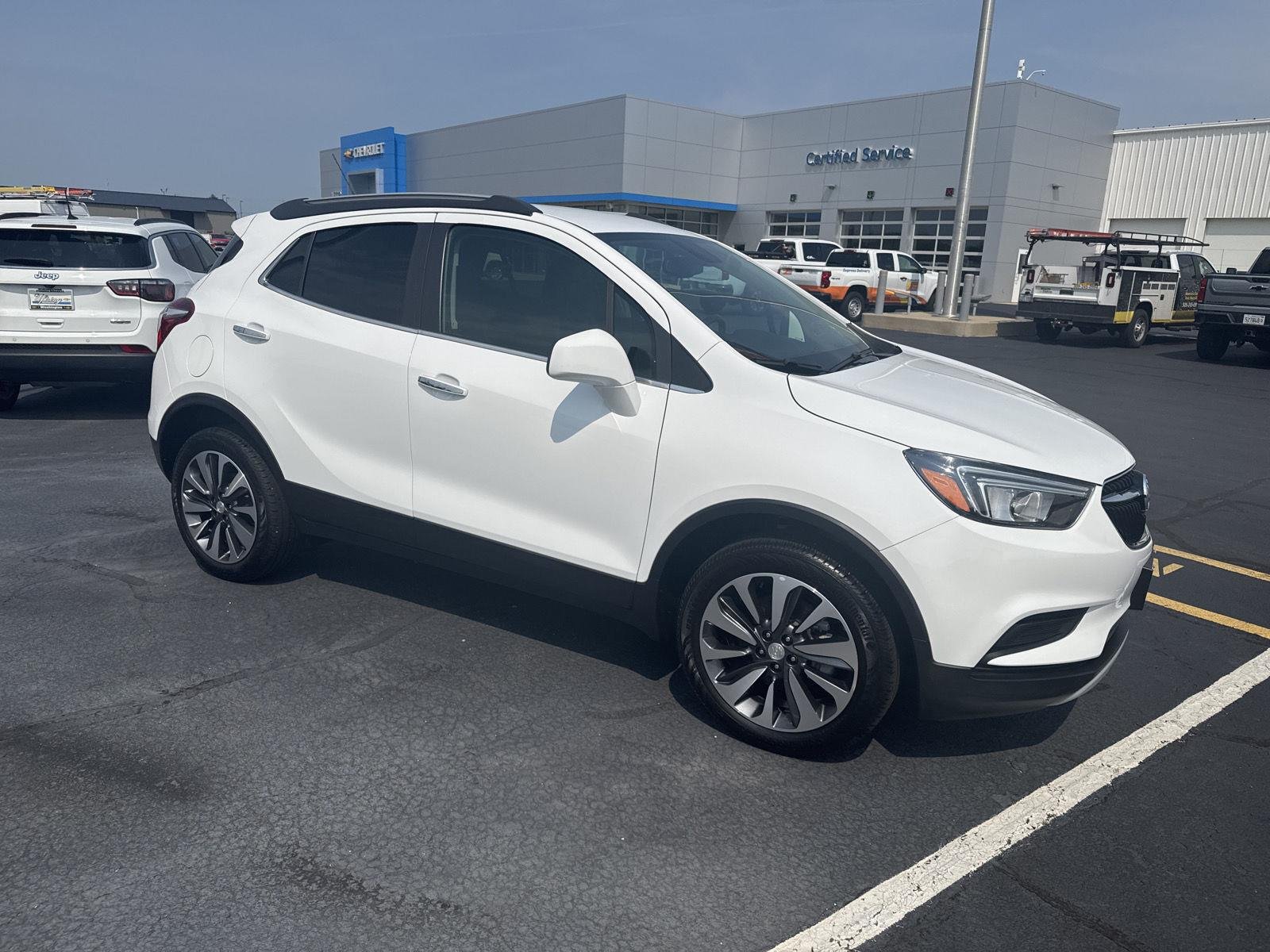 Used 2022 Summit White Buick Preferred image 5