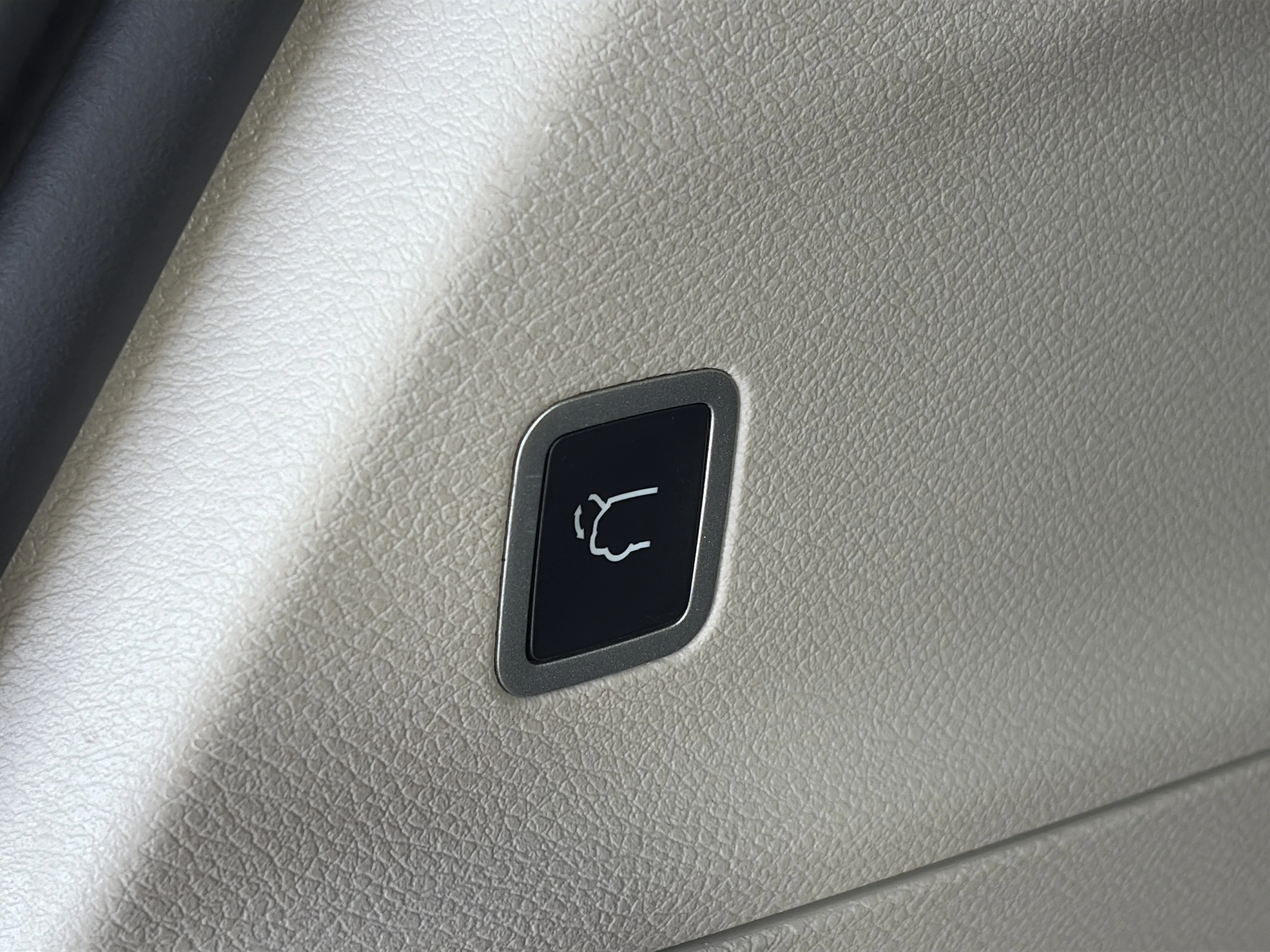 Used 2023 White Chrysler LX image 16