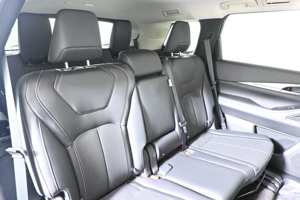 New 2027 RADIANT WHITE INFINITI Luxe AWD image 35