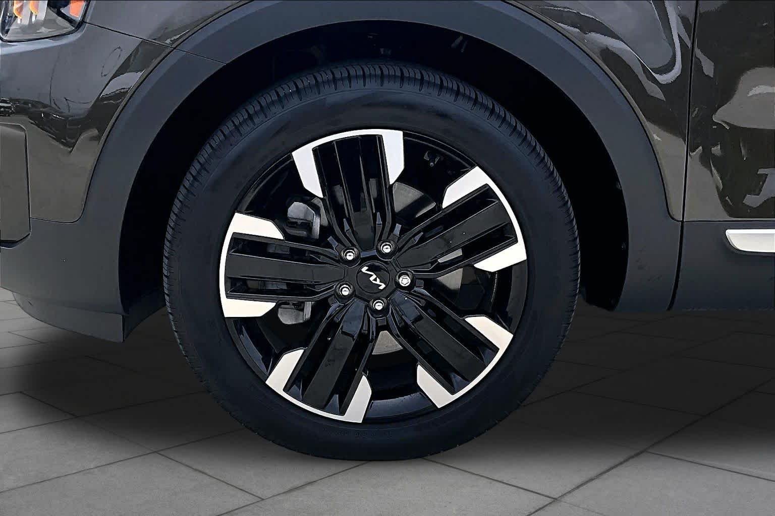 Used 2024 Dark Moss Kia SX image 10