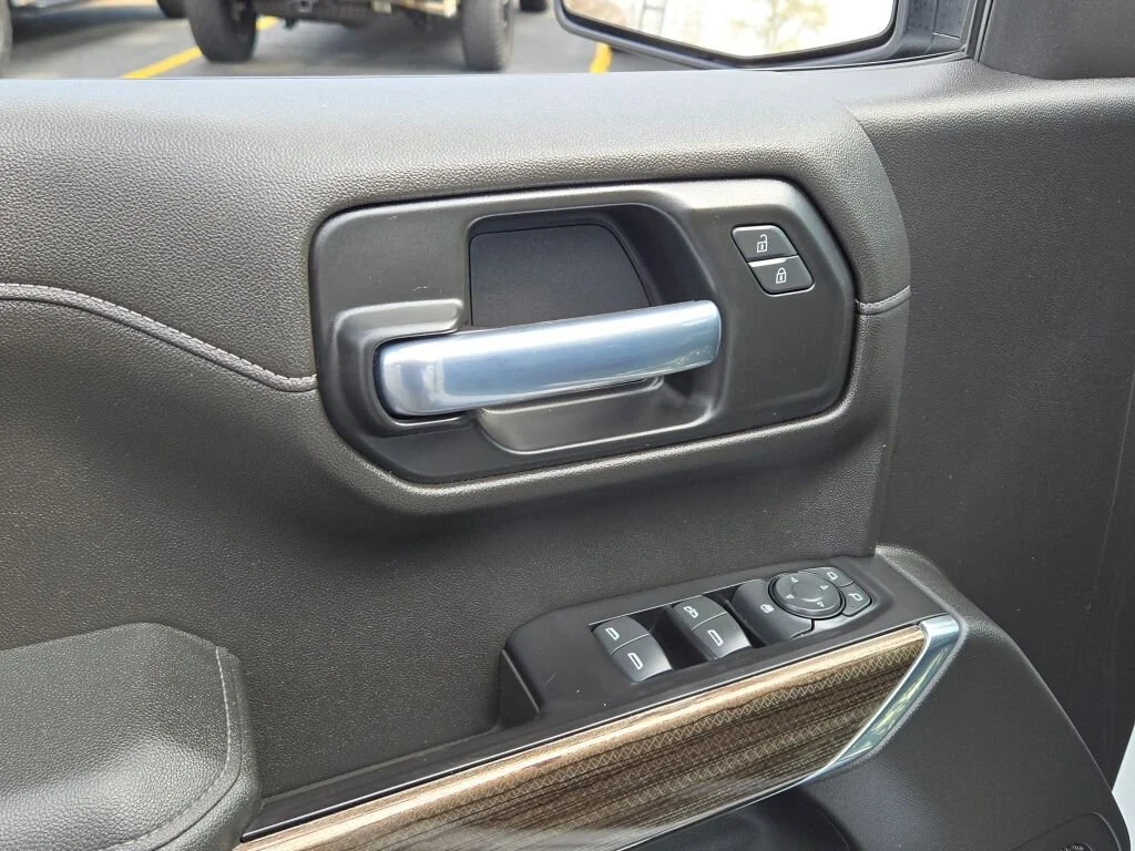 Used 2020 SUMMIT WHITE Chevrolet LT image 21