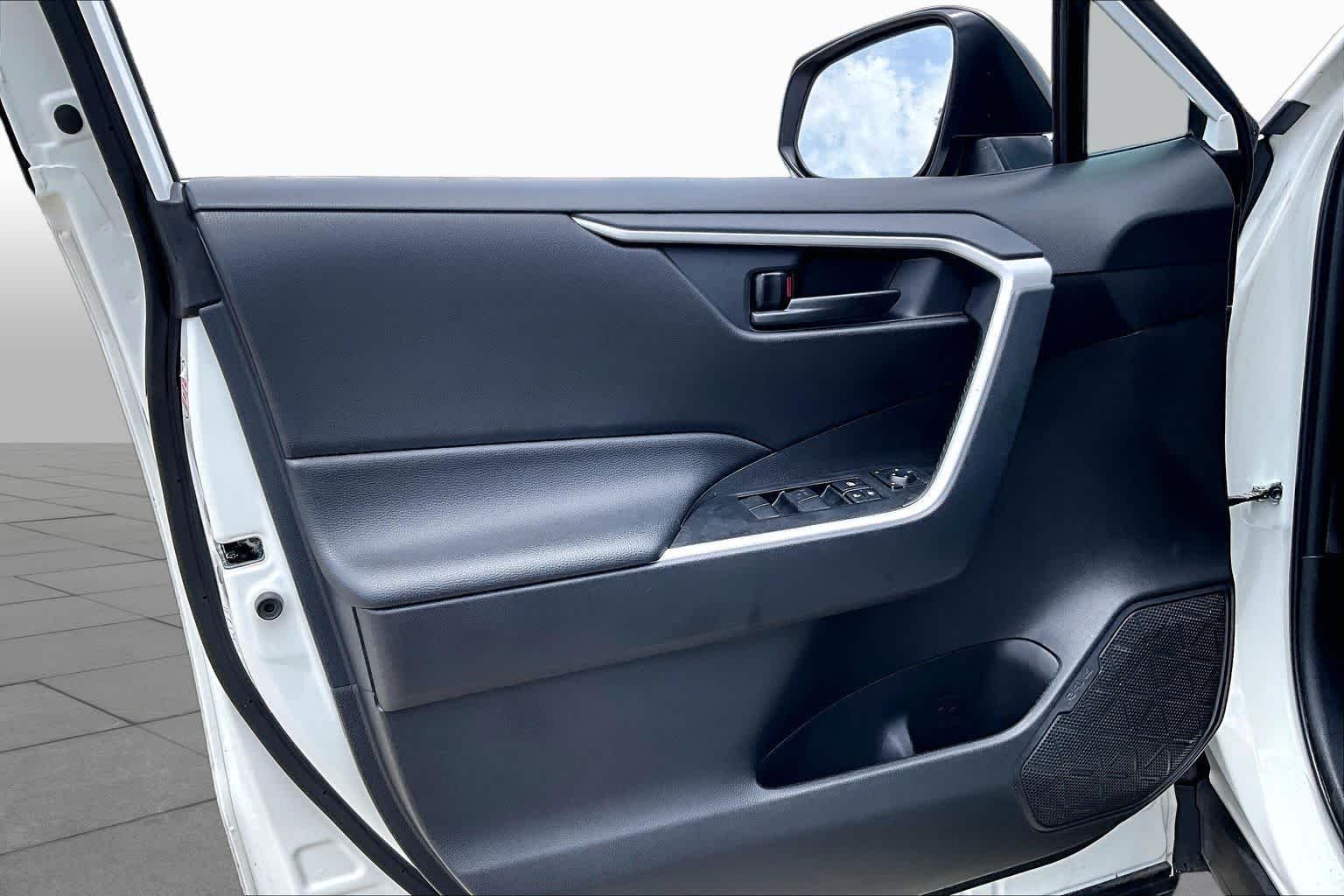 Used 2025 Ice Cap Toyota LE image 20