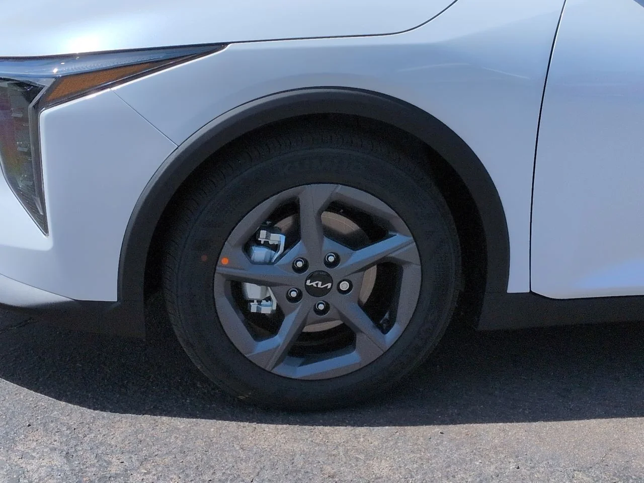 New 2026 Snow White Pearl Kia LXS image 34