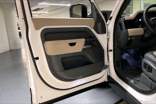 Used 2024 Fuji White Land Rover X-Dynamic SE image 25