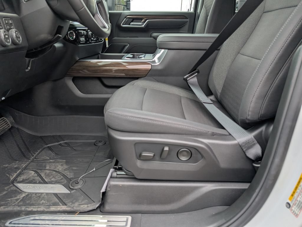New 2026 Summit White Chevrolet LT DRW image 9