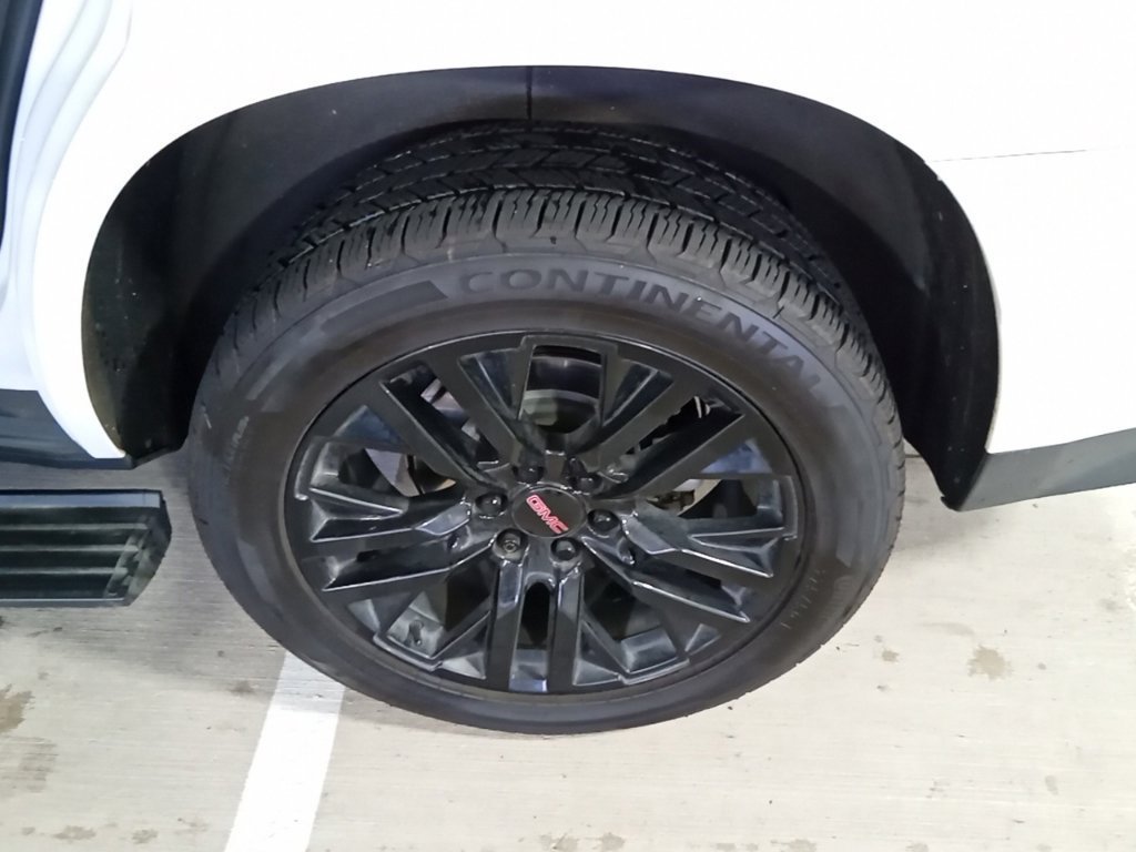 Used 2023 White Frost Tricoat GMC Denali image 20