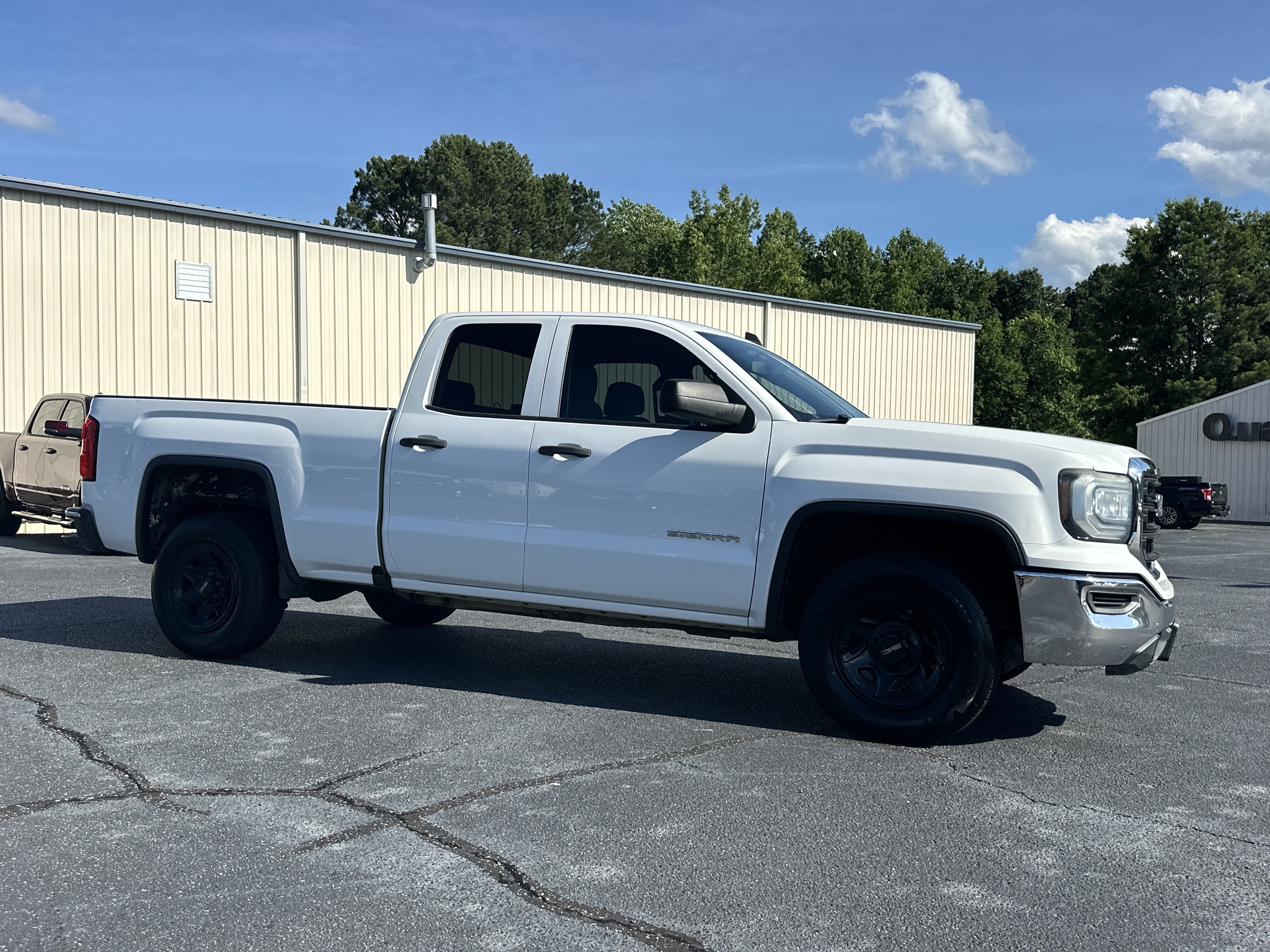 Used 2019 Summit White GMC  image 2