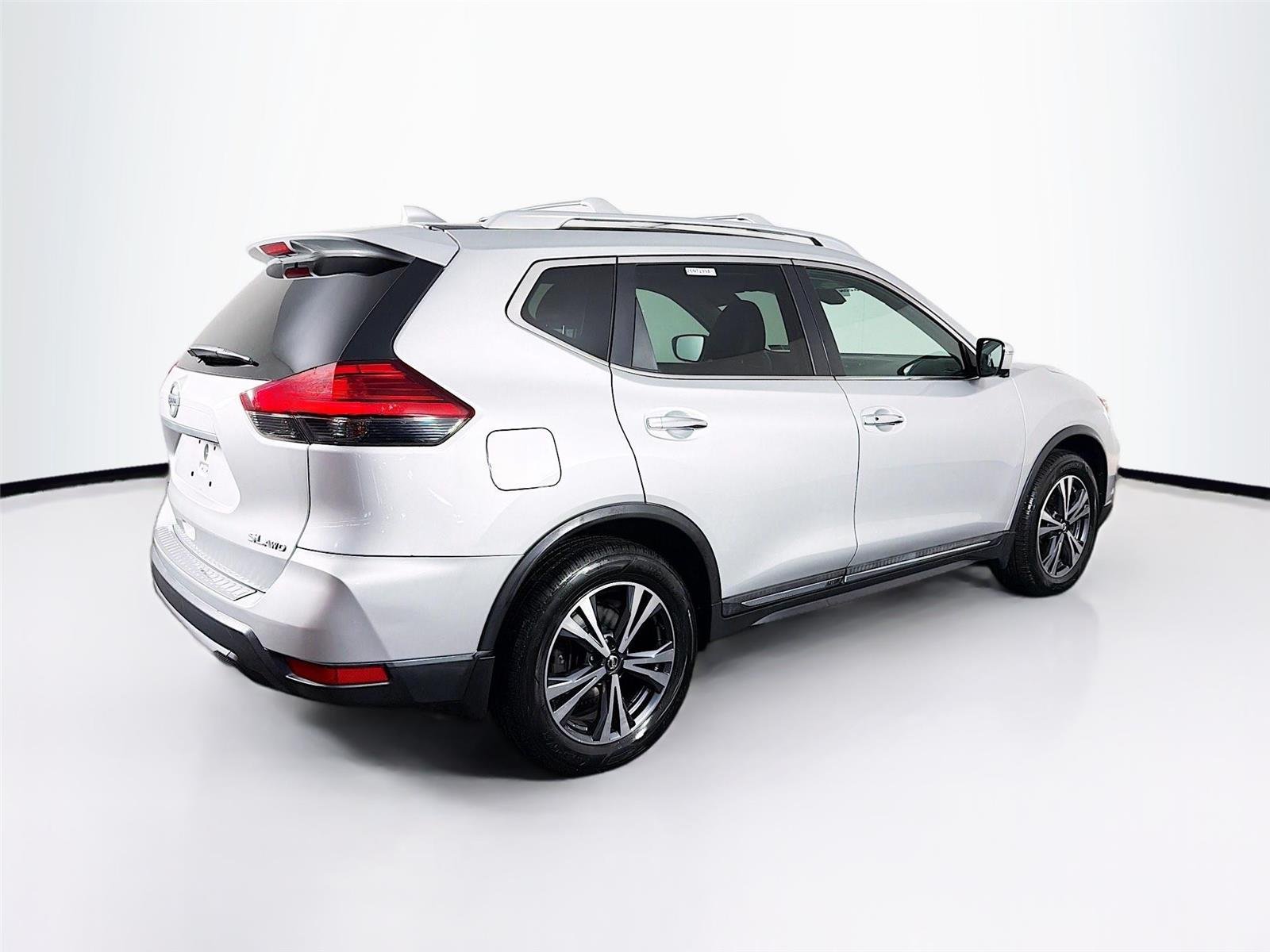 Used 2017 Brilliant Silver Nissan SL image 11