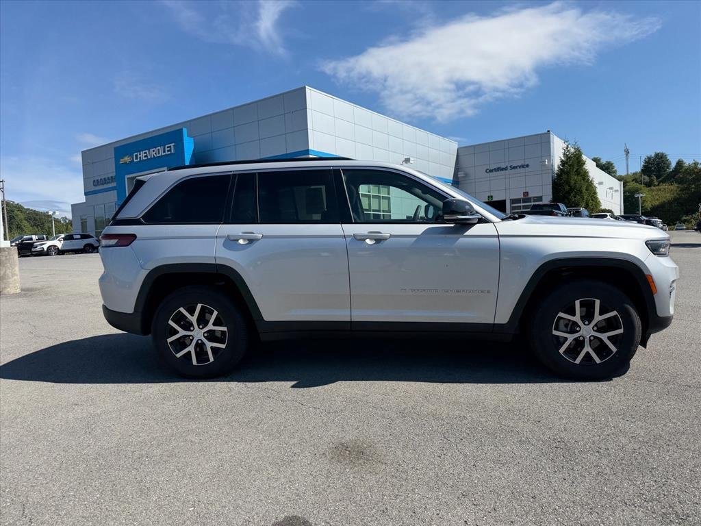Used 2024 Silver Zynith Jeep Limited image 6