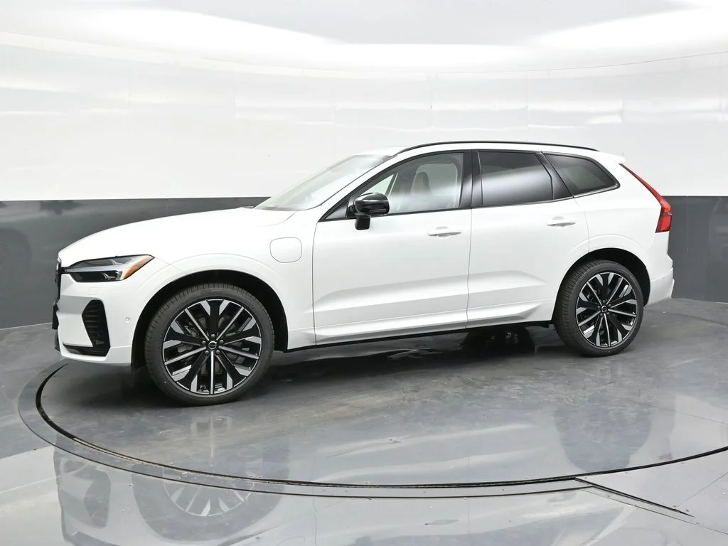 New 2026 Crystal White Volvo T8 Ultra image 3
