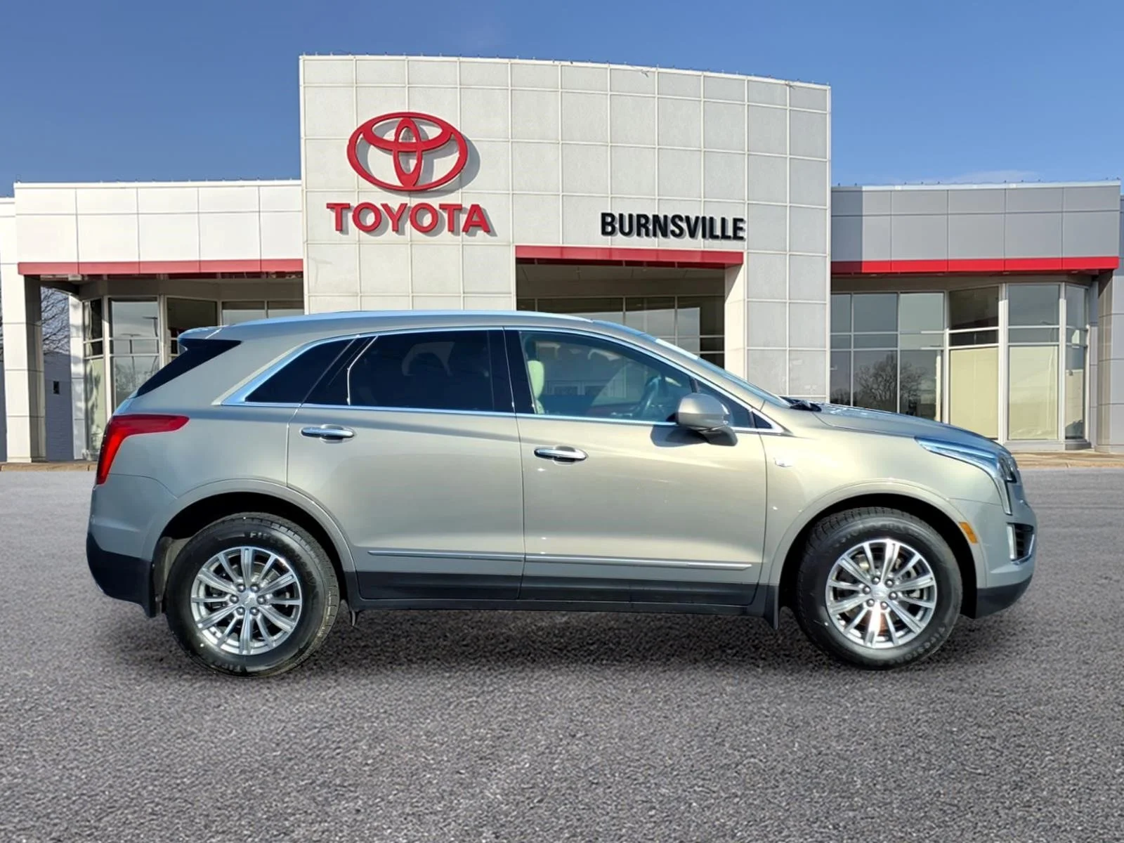 Used 2019 Cadillac XT5 Luxury with VIN 1GYKNDRSXKZ207493 for sale in Burnsville, Minnesota