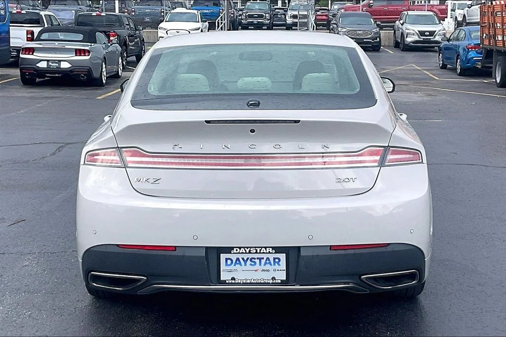 Used 2019 White Lincoln Standard image 3