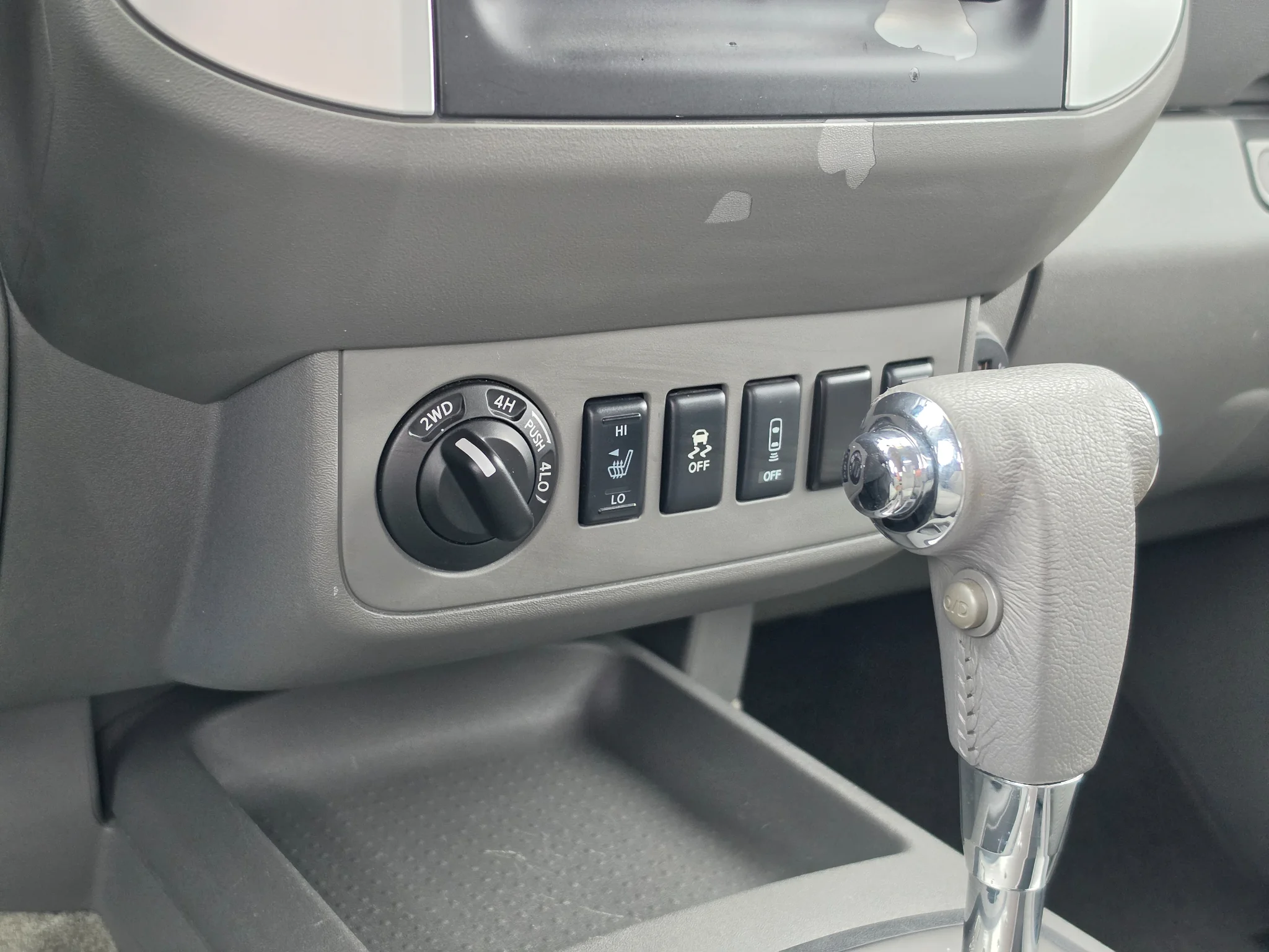Used 2017 Glacier White Nissan SV V6 image 17