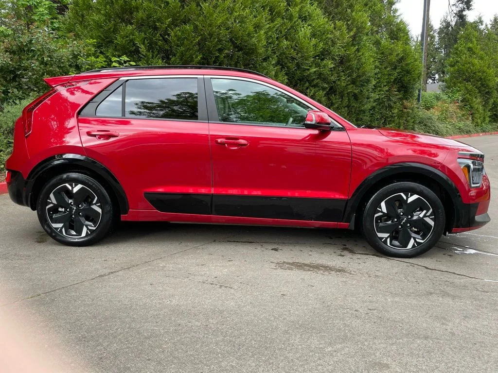 Used 2023 Runway Red Kia Wind image 3