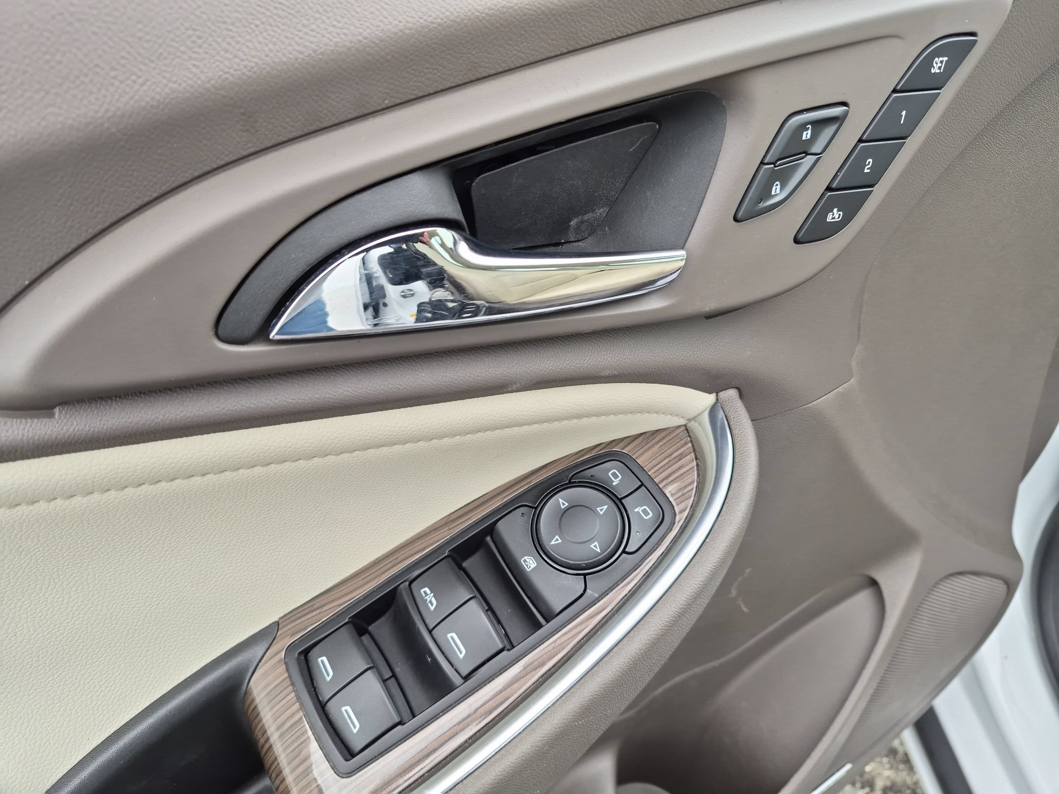 Used 2024 Summit White Chevrolet LT image 13