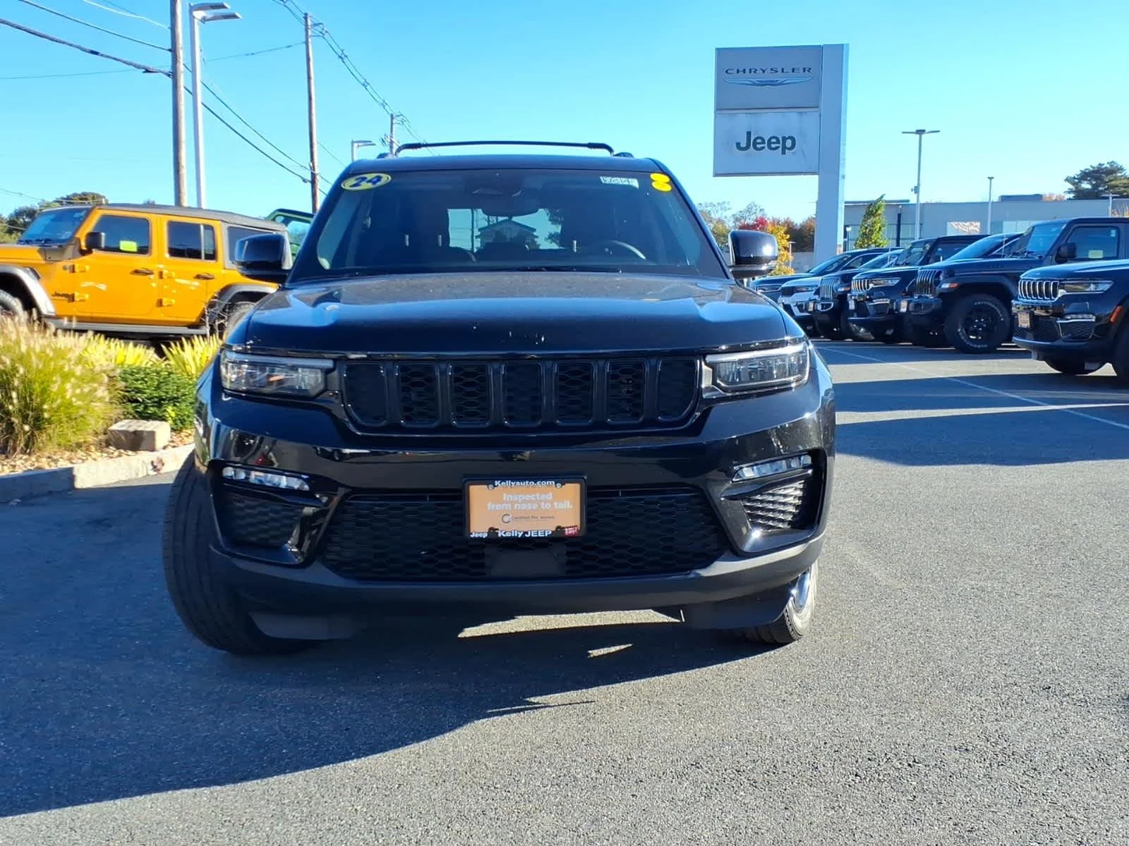 Certified Used 2024 Diamond Black Crystal Pearlcoat Jeep Limited image 3