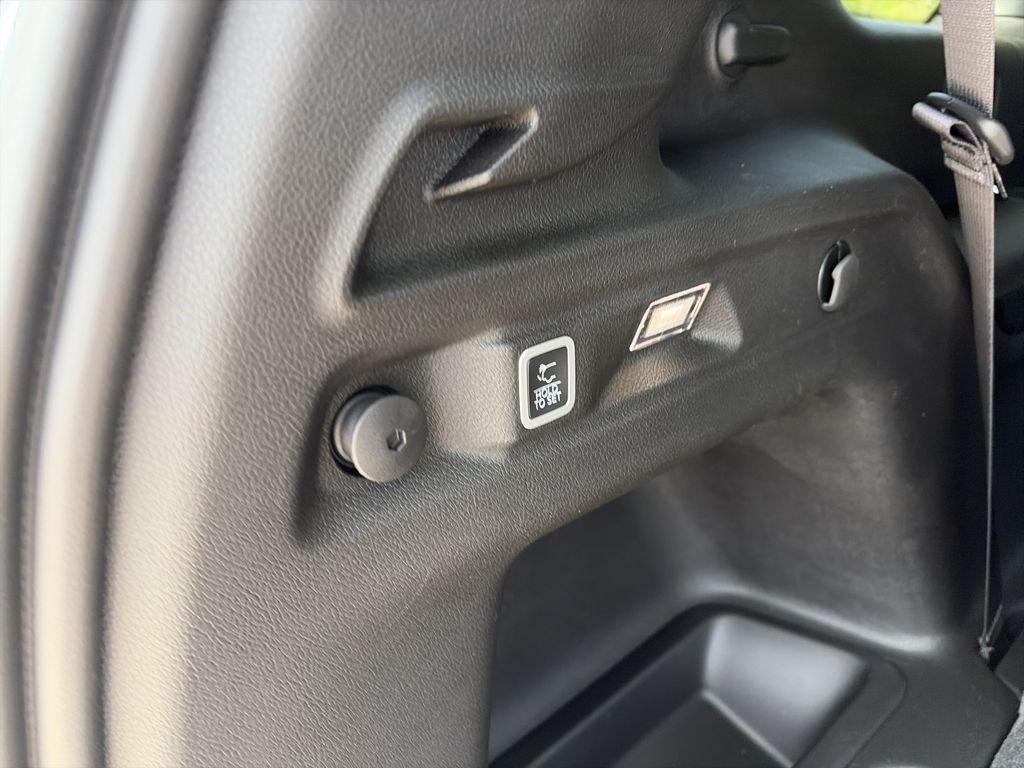 New 2026 Bright White Clear-Coat Exterior Paint Jeep Laredo X image 31