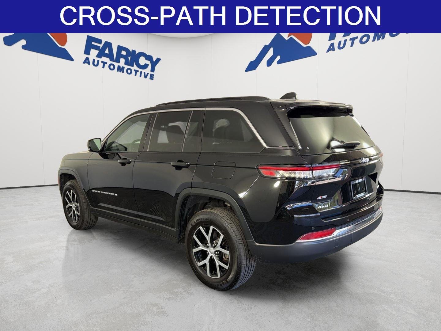 Used 2024 Diamond Black Crystal Pearlcoat Jeep Limited image 7