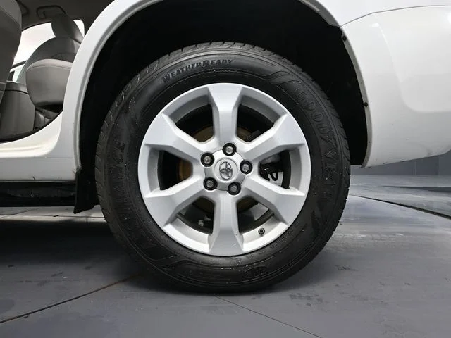 2012 Toyota RAV4 EV - Photo 11