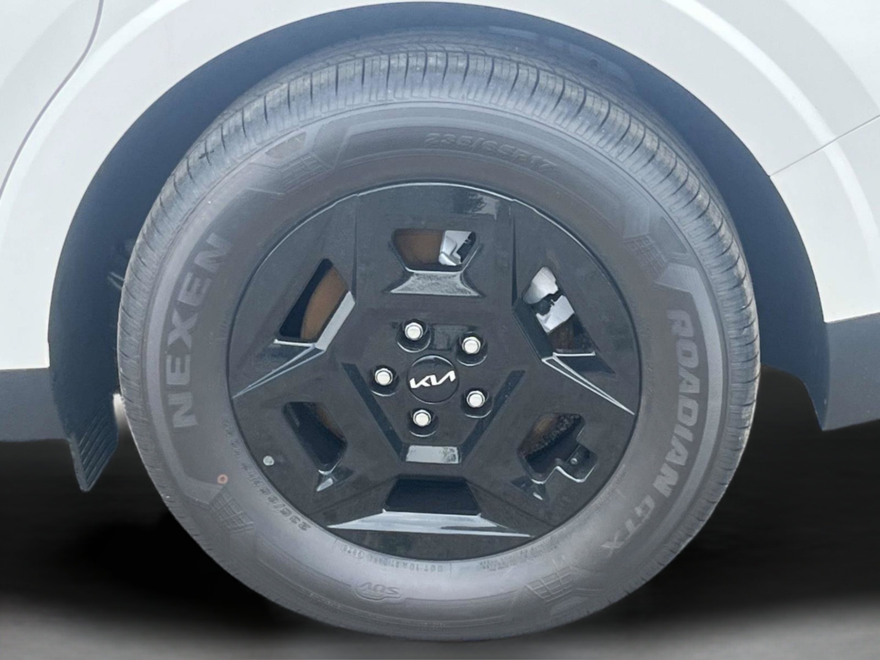 New 2026 Snow White Pearl Kia LXS image 37