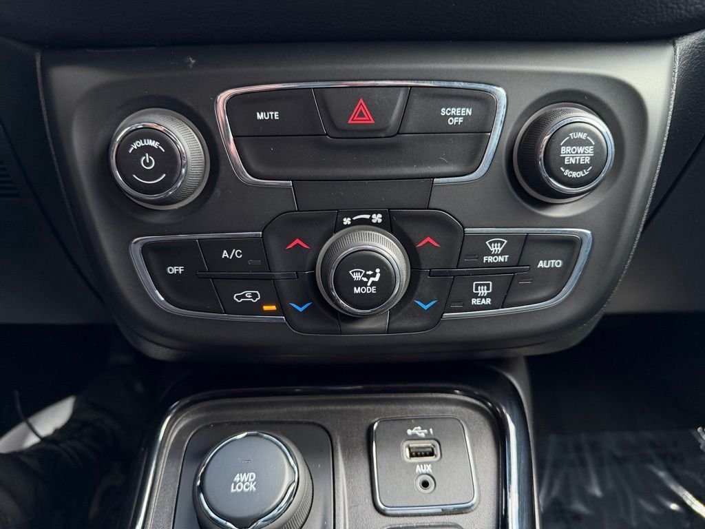 Used 2019 White Jeep Latitude image 17