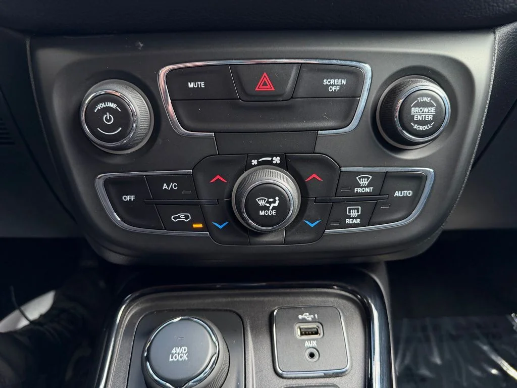 Used 2019 White Jeep Latitude image 17