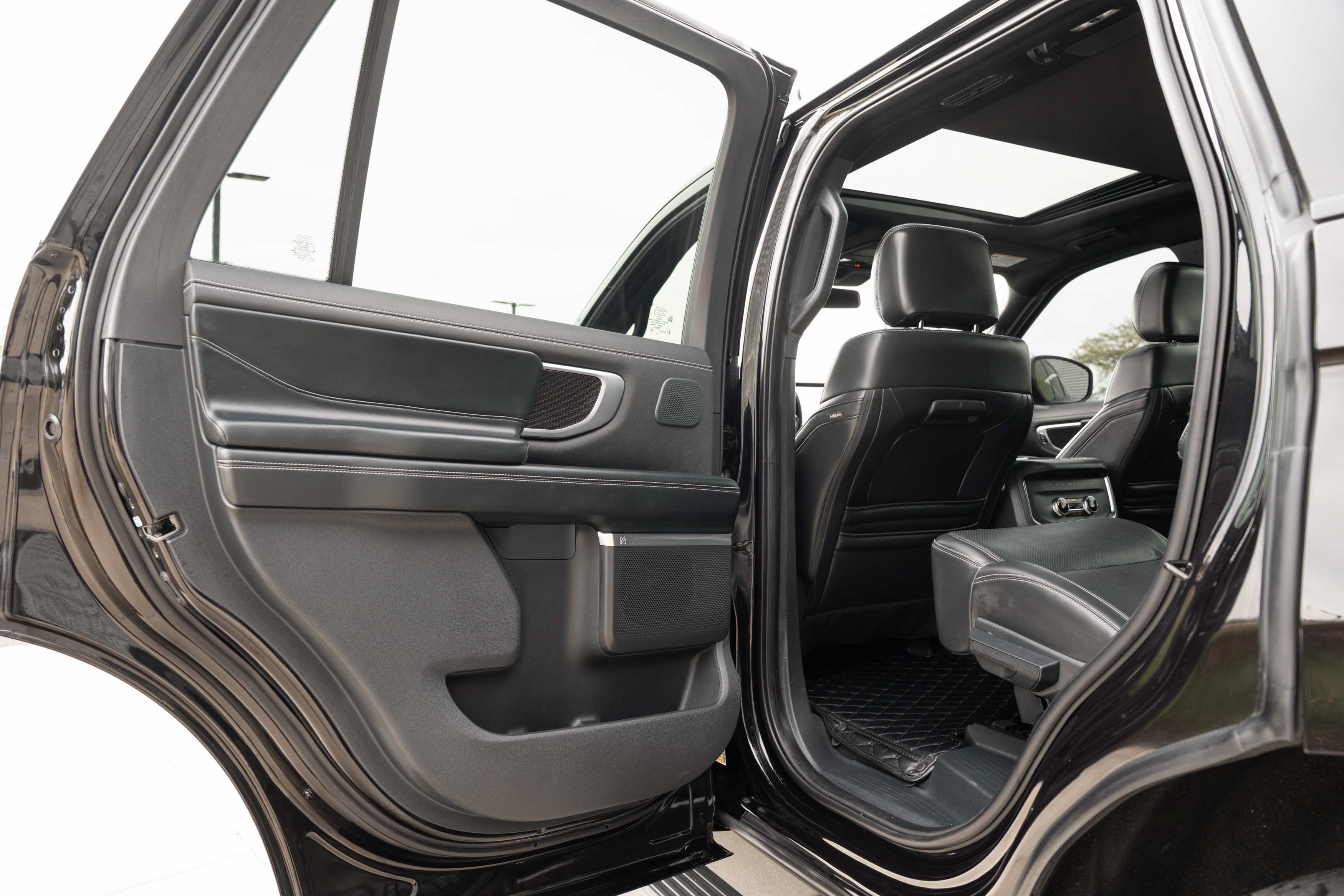 Used 2025 Agate Black Metallic Ford Platinum image 27