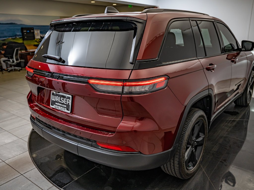Used 2023 Velvet Red Pearlcoat Jeep Altitude image 16