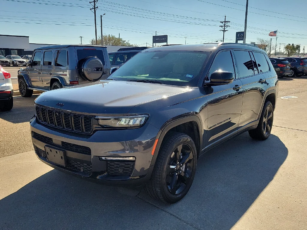 Used 2025  Jeep Limited image 4