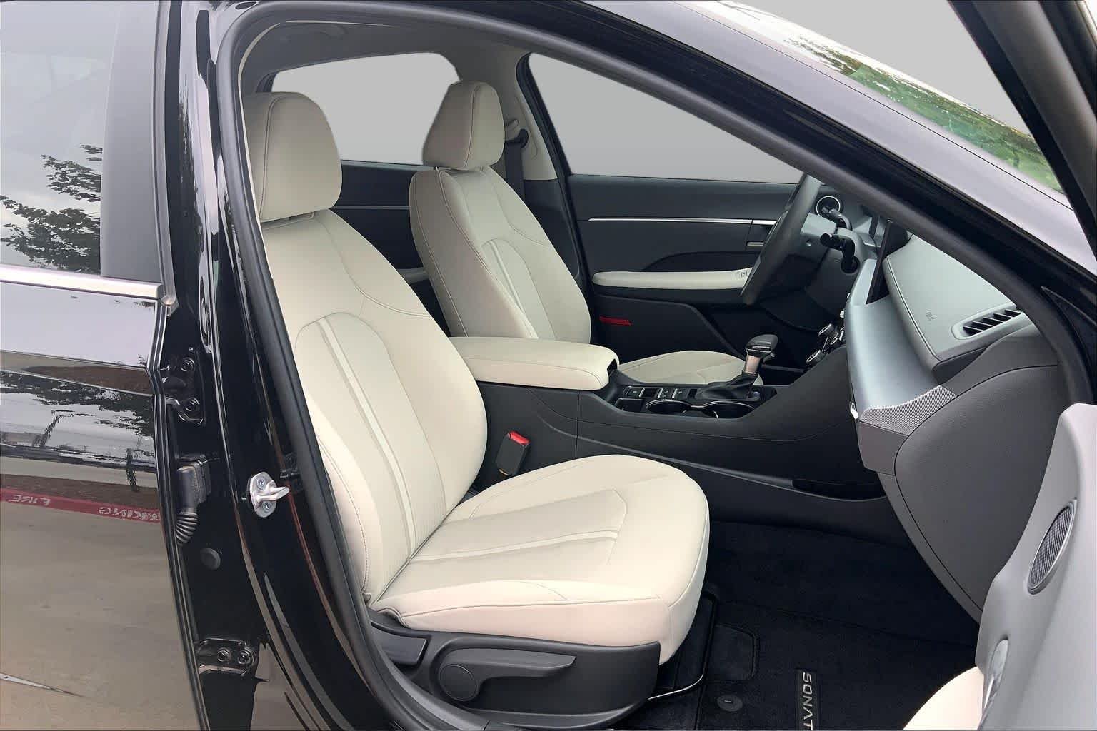 Used 2025 Abyss Black Hyundai SE image 9