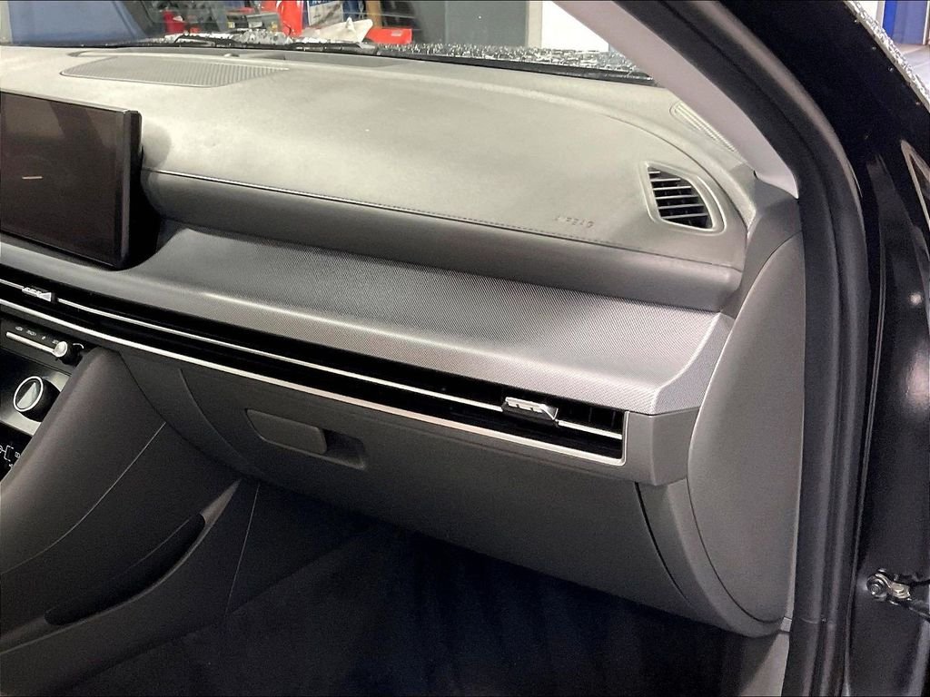 Used 2025 Black Hyundai SEL image 13