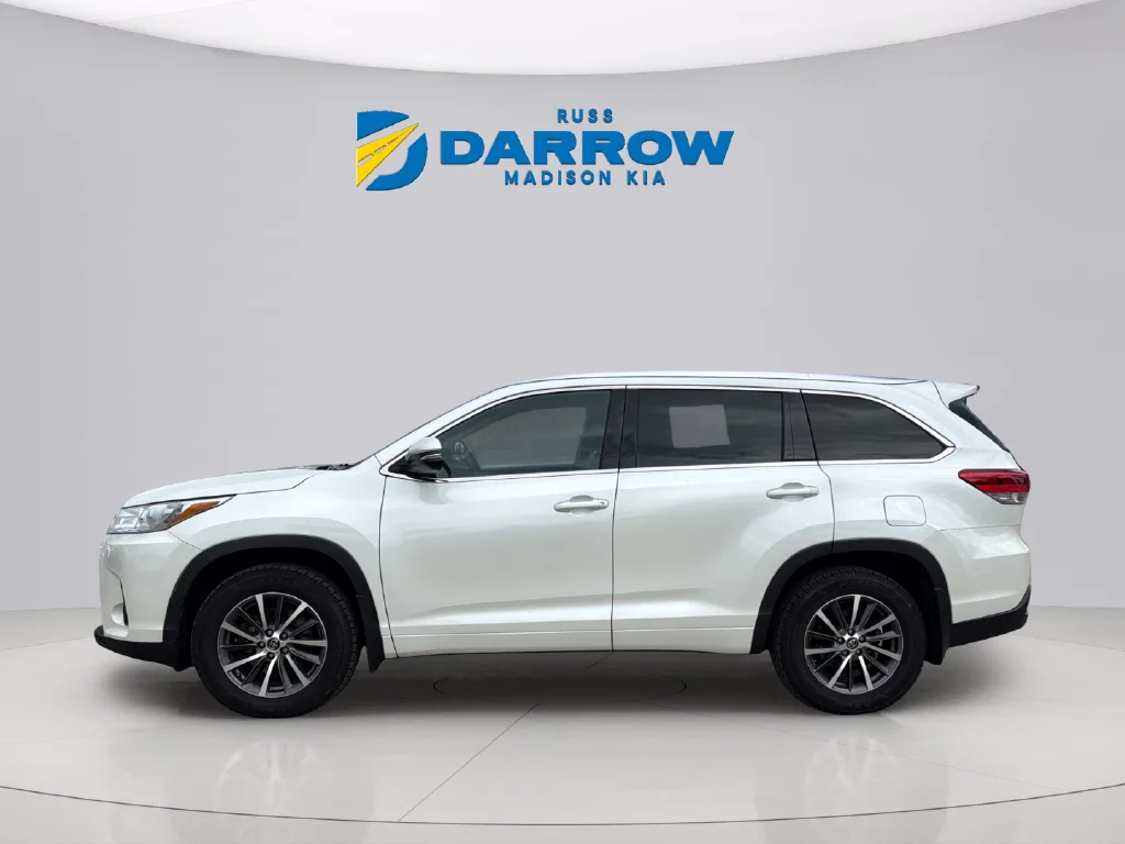 Used 2017 Blizzard Pearl Toyota XLE image 2