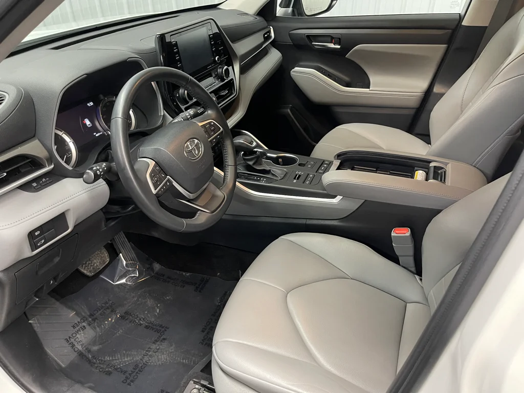 Used 2022 Beige Toyota XLE image 19