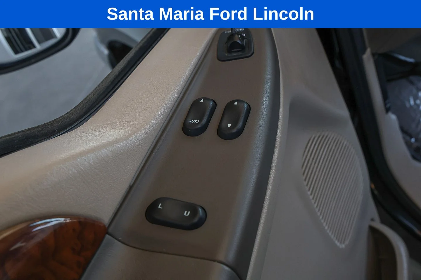 Used 2000 Black Ford Lariat image 26