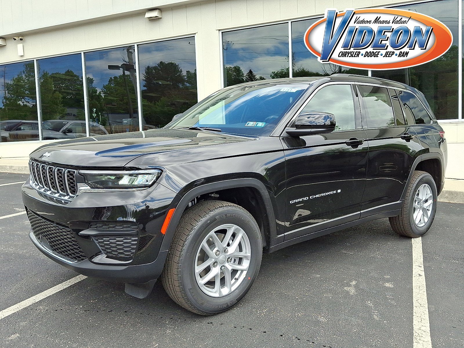 New 2026 Diamond Black Crystal Pearl-Coat Exterior Paint Jeep Laredo X image 1