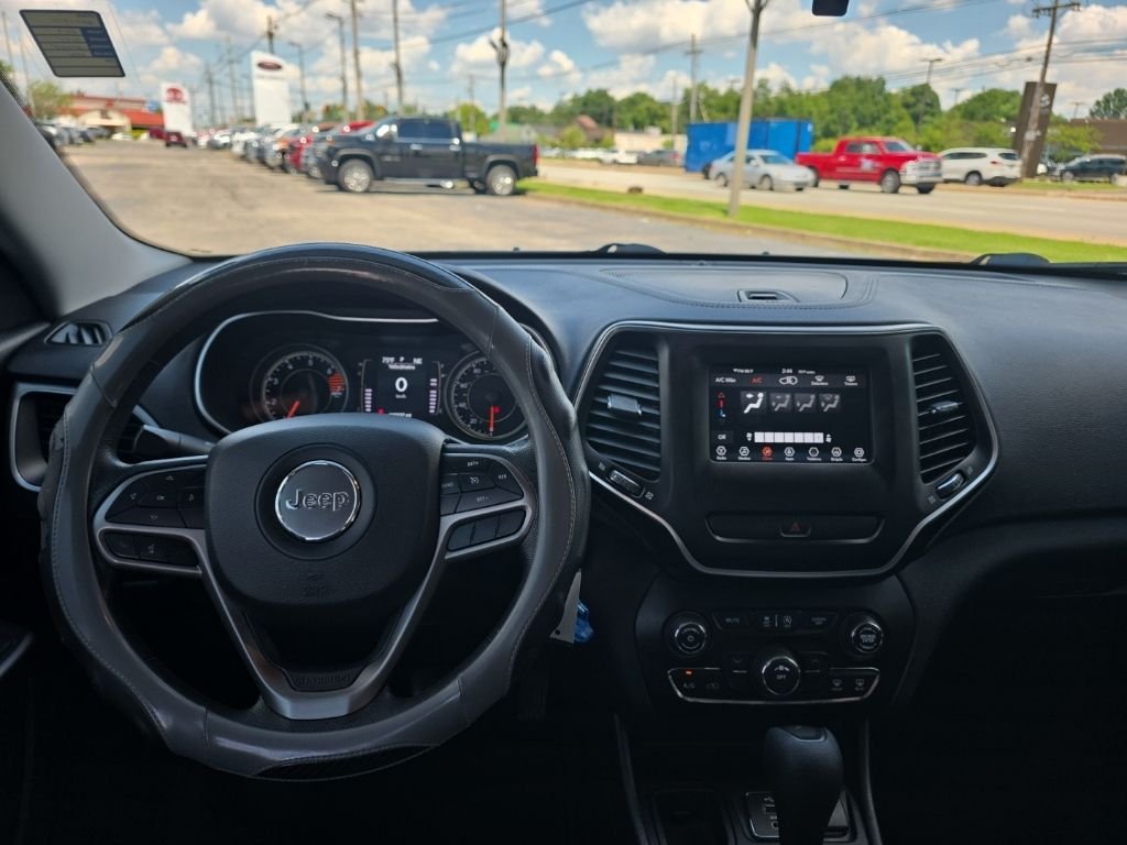 Used 2019 Silver Jeep Latitude image 12
