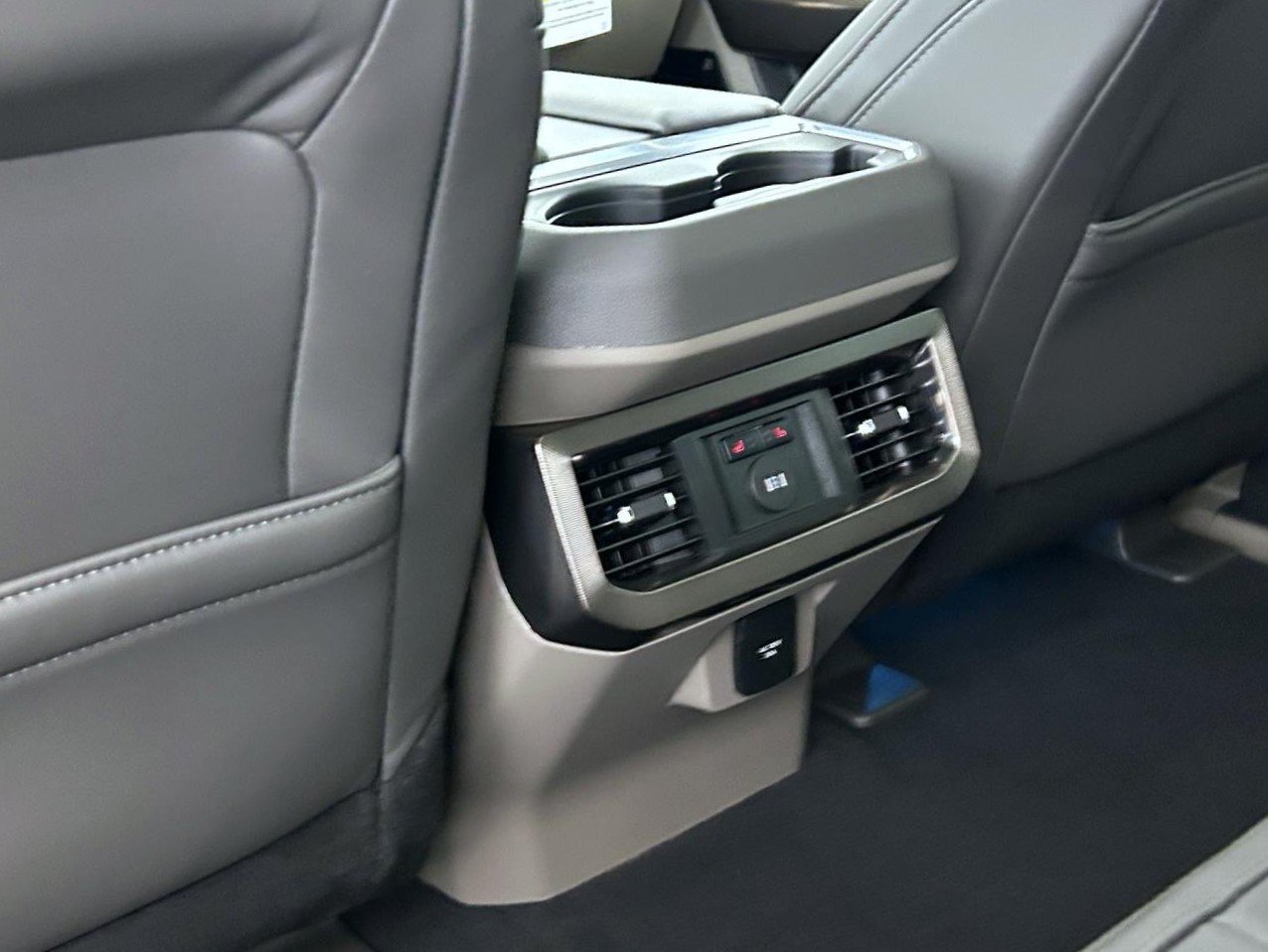 New 2027 Star White Metallic Tri-Coat Ford Platinum image 22