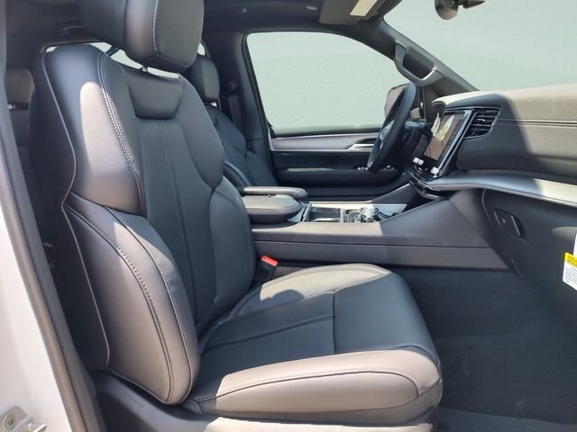 New 2026 Bright White Clear-Coat Exterior Paint Jeep Limited Altitude image 30