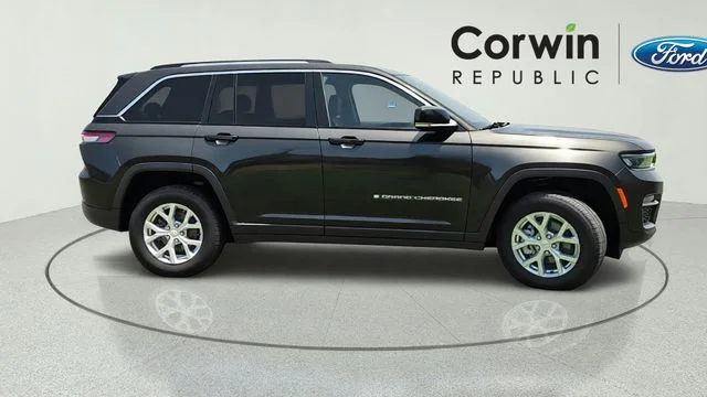 Used 2023 Rocky Mountain Pearlcoat Jeep Limited image 7