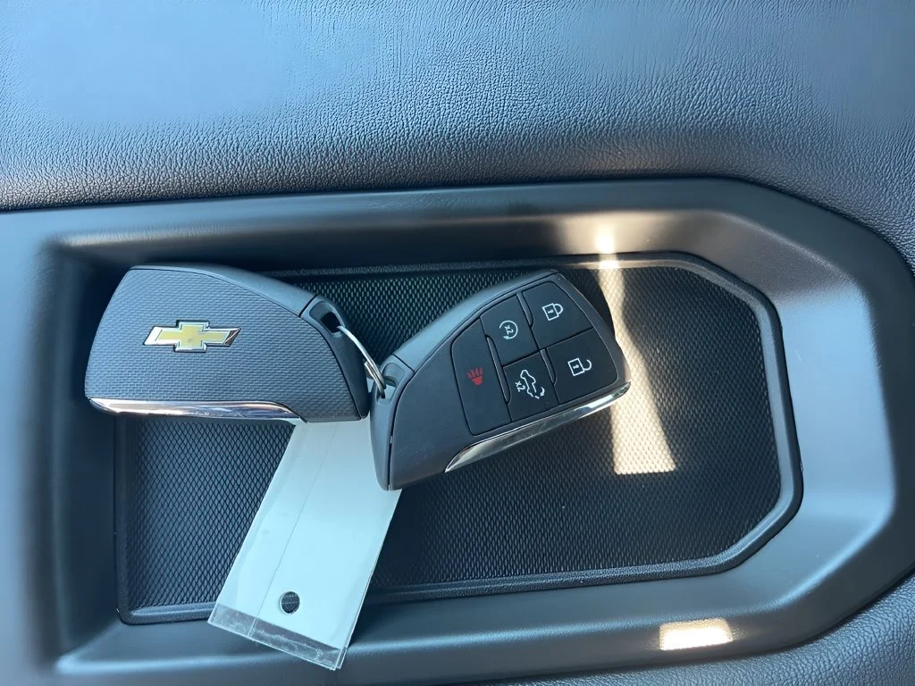Used 2025 Summit White Chevrolet Custom image 27