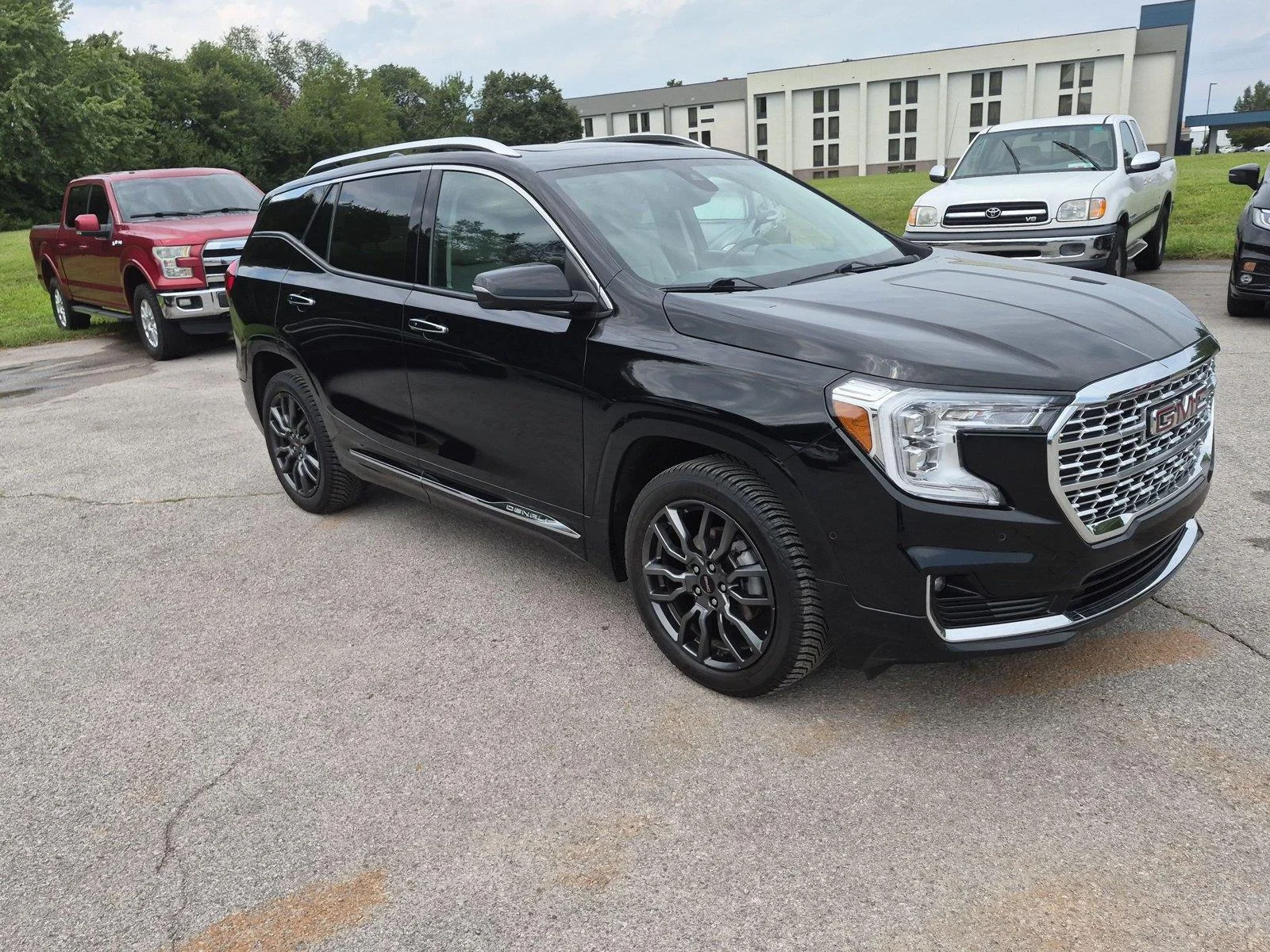 Used 2023 Ebony Twilight Metallic GMC Denali image 7
